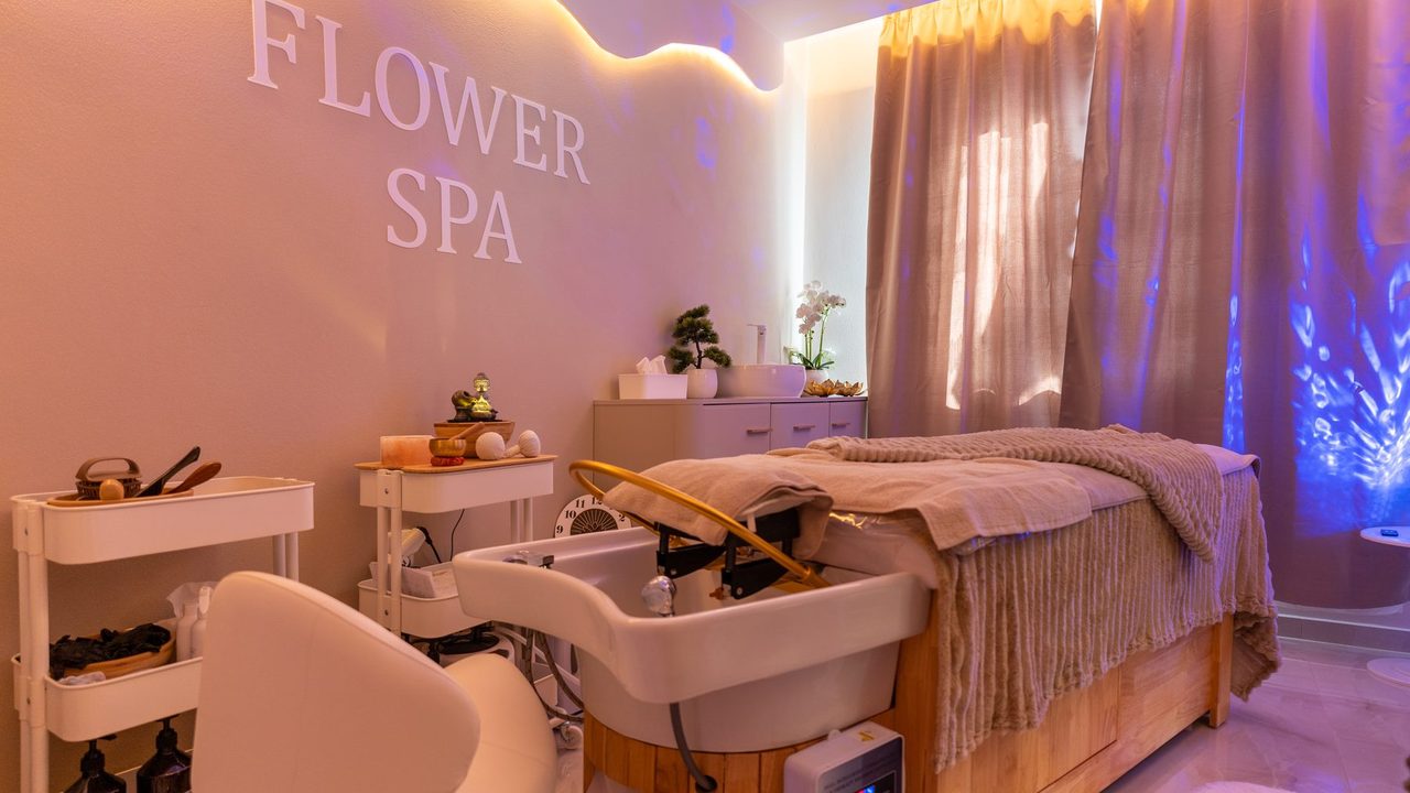 Interiér FlowerSpa – head spa lehátko s umyvadlem